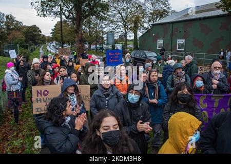 Manston, Royaume-Uni. 6th novembre 2022. Des militants de groupes opposés à la détention, à la déportation et au projet du gouvernement d'envoyer des demandeurs d'asile au Rwanda protestent devant le centre d'asile de Manston pour appeler à la fermeture du centre de traitement. L'action caritative de détention, une femme placée par le gouvernement à Manston et le syndicat PCS qui représente de nombreux employés du Home Office, intente une action en justice contre le Home Secretary concernant des conditions « horribles, inhumaines et dangereuses » au centre d'asile de Manston pour les personnes arrivant au Royaume-Uni par un petit bateau. Crédit : Mark Kerrison/Alamy Live News Banque D'Images