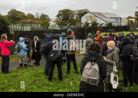 Manston, Royaume-Uni. 6th novembre 2022. Des militants de groupes opposés à la détention, à la déportation et au projet du gouvernement d'envoyer des demandeurs d'asile au Rwanda protestent devant le centre d'asile de Manston pour appeler à la fermeture du centre de traitement. L'action caritative de détention, une femme placée par le gouvernement à Manston et le syndicat PCS qui représente de nombreux employés du Home Office, intente une action en justice contre le Home Secretary concernant des conditions « horribles, inhumaines et dangereuses » au centre d'asile de Manston pour les personnes arrivant au Royaume-Uni par un petit bateau. Crédit : Mark Kerrison/Alamy Live News Banque D'Images