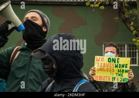 Manston, Royaume-Uni. 6th novembre 2022. Des militants de groupes opposés à la détention, à la déportation et au projet du gouvernement d'envoyer des demandeurs d'asile au Rwanda protestent devant le centre d'asile de Manston pour appeler à la fermeture du centre de traitement. L'action caritative de détention, une femme placée par le gouvernement à Manston et le syndicat PCS qui représente de nombreux employés du Home Office, intente une action en justice contre le Home Secretary concernant des conditions « horribles, inhumaines et dangereuses » au centre d'asile de Manston pour les personnes arrivant au Royaume-Uni par un petit bateau. Crédit : Mark Kerrison/Alamy Live News Banque D'Images