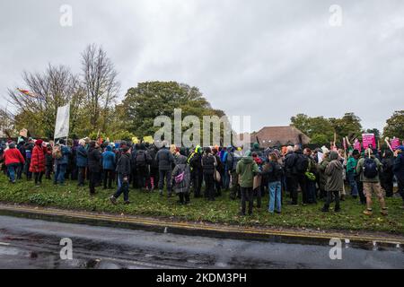 Manston, Royaume-Uni. 6th novembre 2022. Des militants de groupes opposés à la détention, à la déportation et au projet du gouvernement d'envoyer des demandeurs d'asile au Rwanda protestent devant le centre d'asile de Manston pour appeler à la fermeture du centre de traitement. L'action caritative de détention, une femme placée par le gouvernement à Manston et le syndicat PCS qui représente de nombreux employés du Home Office, intente une action en justice contre le Home Secretary concernant des conditions « horribles, inhumaines et dangereuses » au centre d'asile de Manston pour les personnes arrivant au Royaume-Uni par un petit bateau. Crédit : Mark Kerrison/Alamy Live News Banque D'Images