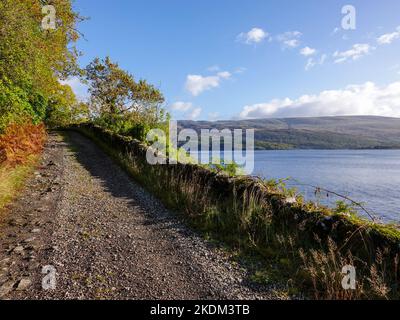 Sentier, bordé par un mur de pierre, au bord de l'eau, Kyles of Bute, West Glen, Écosse, Royaume-Uni. Banque D'Images