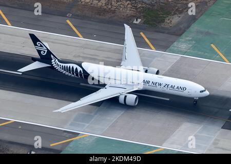 Air New Zealand Boeing 777 atterrissage à l'aéroport. Avion 77W enregistré sous le nom de ZK-OKP. Avion de compagnie aérienne également connu sous le nom d'Air NZ. Banque D'Images