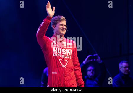 Plus tôt cette année, le pilote de course Marcus Ericsson s'est écrit dans les livres d'histoire quand il a gagné l'un des plus prestigieux événements de course au monde, l'Indy 500, comme le second Swede jamais. Marcus a été honoré dimanche dans sa vieille ville natale et a apporté le légendaire trophée, le légendaire Trophée Borg-Warner, pour montrer à sa ville natale. Banque D'Images