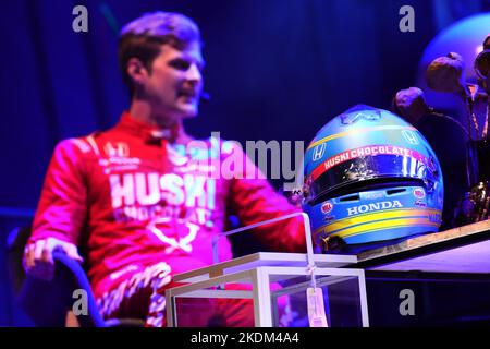 Plus tôt cette année, le pilote de course Marcus Ericsson s'est écrit dans les livres d'histoire quand il a gagné l'un des plus prestigieux événements de course au monde, l'Indy 500, comme le second Swede jamais. Marcus a été honoré dimanche dans sa vieille ville natale et a apporté le légendaire trophée, le légendaire Trophée Borg-Warner, pour montrer à sa ville natale. Banque D'Images