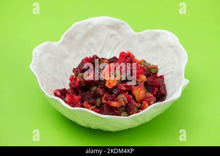 Betteraves et légumes bouillis, salade russe traditionnelle maison dans un bol blanc. Banque D'Images