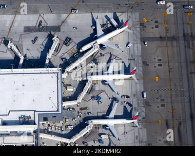 Aéroport international de Los Angeles terminal 2 utilisé par Delta Airlines vue aérienne. Avions Boeing de Delta Airlines garés à l'aéroport de LAX. Banque D'Images