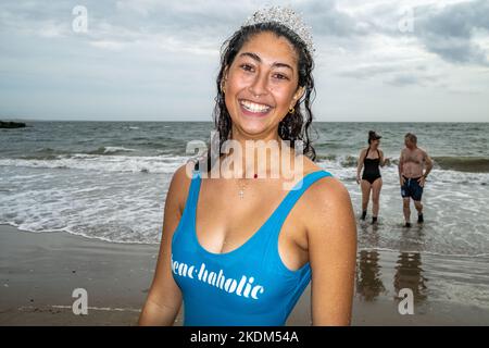 New York, New York, États-Unis. 6th novembre 2022. La saison hivernale commence pour le club de l'ours polaire de Coney Island avec une température de l'air de 66 et une température de l'eau de 60,6 à Bklyn. Les membres du club de natation d'hiver ont pris au dimanche de novembre exceptionnellement chaud. Faites du surf dans l'Atlantique, tandis que les spectateurs les ont applaudi depuis la plage et la promenade. Cette princesse sur le chemin de sécher après le plongeon polaire. (Image de crédit : © Milo Hess/ZUMA Press Wire) Banque D'Images