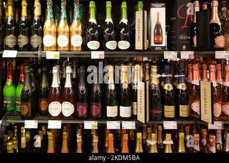 Une exposition de bouteilles de vin mousseux assorties avant le commerce de Noël dans un supermarché à Middlesbrough Angleterre Royaume-Uni Banque D'Images