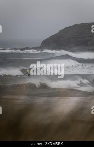 Grandes vagues, tonneaux, schimers, fouets d'eau pulvérisée. Cornwall automne 2022 Banque D'Images