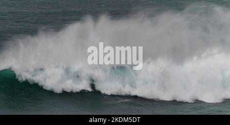 Grandes vagues, tonneaux, schimers, fouets d'eau pulvérisée. Cornwall automne 2022 Banque D'Images