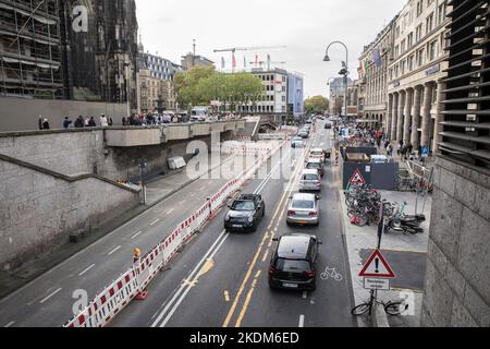 Chantier de construction avec barrières sur la rue Trankkgasse près de la cathédrale, Cologne, Allemagne. 28 octobre 2022. Baustelle mit Absperrungen an derTran Banque D'Images