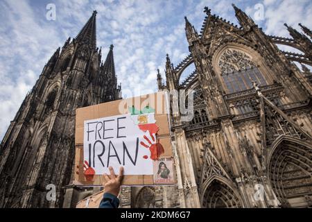 Manifestation et rassemblement en solidarité avec les femmes protestataires en Iran, slogan de protestation «femme. La vie. Freedom.', Cologne, Allemagne, 29.10.2022. Démonstrat Banque D'Images