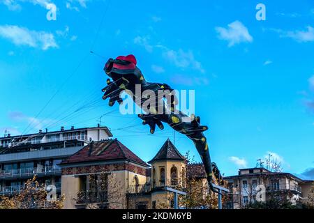 Cerf-volant en forme de dragon dans un jour d'automne à Luino Banque D'Images