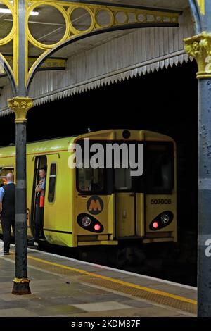 L'équipage d'un train Merseyrail a une discussion avant que le train devienne le 23,08hrs d'Ormskirk à Liverpool Central un samedi soir. Banque D'Images