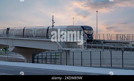 Doha, Qatar-06 octobre,2022:Métro ligne rouge du Qatar traversant le pont. Banque D'Images