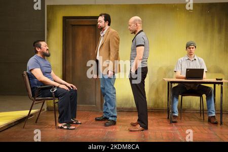 l-r: Benedict Wong (ai Weiwei), David Lee-Jones (professeur), Richard Rees (Minder), Andrew Leung (Thin Young Man) dans #aiww: L'ARRESTATION D'ai WEIWEI par Howard Brenton au Hampstead Theatre, Londres NW3 17/04/2013 design: Ashley Martin Davis éclairage: Matthew Richardson directeur: James Macdonald Banque D'Images