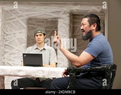 l-r: Andrew Leung (Thin Young Man), Benedict Wong (ai Weiwei) dans #aiww: L'ARRESTATION D'ai WEIWEI par Howard Brenton au Hampstead Theatre, Londres NW3 17/04/2013 design: Ashley Martin Davis éclairage: Matthew Richardson directeur: James Macdonald Banque D'Images