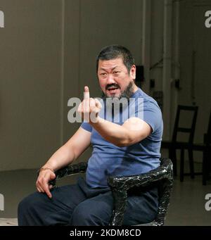 Benedict Wong (ai Weiwei) dans #aiww: L'ARRESTATION D'ai WEIWEI par Howard Brenton au Hampstead Theatre, Londres NW3 17/04/2013 design: Ashley Martin Davis éclairage: Matthew Richardson directeur: James Macdonald Banque D'Images