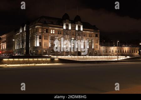 Turku, Finlande - 21 janvier 2016 : paysage urbain nocturne de Turku en hiver. Des maisons éclairées se trouvent le long de la côte Banque D'Images