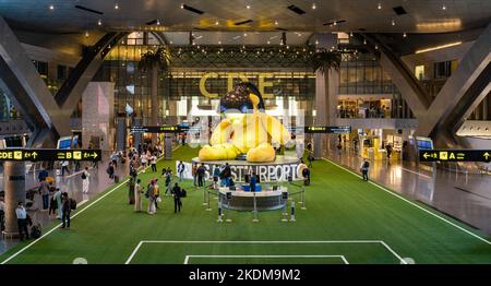 DOHA, QATAR - 10 octobre 2022 : l'aéroport international de Hamad se prépare à accueillir les fans de la fifa. Banque D'Images