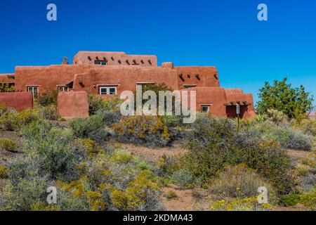 Painted Desert Inn conçu dans le style de la renaissance de Pueblo dans le parc national de Petrified Forest, Arizona, États-Unis Banque D'Images