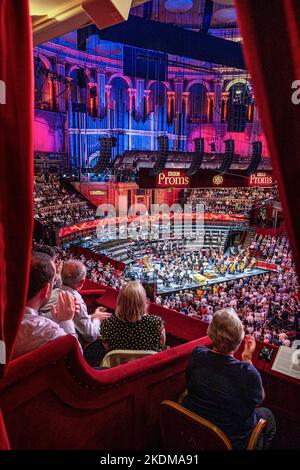 ALBERT HALL INTÉRIEUR Performance BBC Proms avec auditoire applaudir applaudissant Sheku Kanneh-Mason violoncelliste britannique, en tenant un arc view de velours rouge de luxe privée à l'auditoire et l'étape de l'orchestre derrière Londres UK dais Banque D'Images