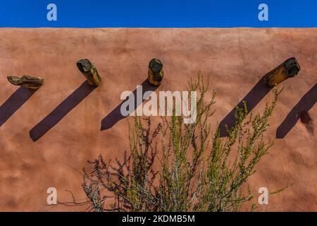 Painted Desert Inn conçu dans le style de la renaissance de Pueblo dans le parc national de Petrified Forest, Arizona, États-Unis Banque D'Images