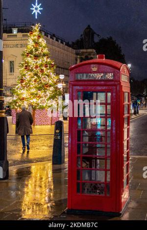 Londres, Royaume-Uni. 17th août 2022. Vue sur un arbre de Noël à Waterloo place à Londres. Dans certaines rues de Londres, les lumières de Noël ont été allumées sur 2 novembre. Le Royaume-Uni a été averti de la possibilité de faire des coupures cet hiver dans le scénario peu probable de panne d'électricité. Le quartier commerçant d'Oxford Street est régulièrement exposé de façon éblouissante tout au long de la journée et de la nuit. Cependant, cette année, dans une tentative de consommer moins d'énergie et d'économiser de l'argent, ils ne s'allument que de 3:00 à 11:00. Crédit: SOPA Images Limited/Alay Live News Banque D'Images