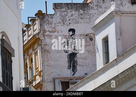 Sevilla, Espagne - 06 06 2014: street art sur un mur blanc montrant un torréghter dans le style graffiti Banque D'Images