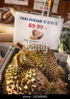 EXPOSITION DE FRUITS DE LA THAÏLANDE DURIAN CHINATOWN PRODUIT un supermarché chinois et une exposition de fruits frais de la Thaïlande durian £9,99 pr kilo à Chinatown Soho Londres Royaume-Uni Banque D'Images