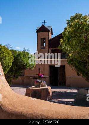 El Santuario de Chimayo, dans le nord du Nouveau-Mexique, est considéré comme un lieu de pèlerinage majeur pendant la semaine sainte Banque D'Images