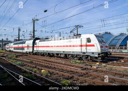 DB Intercity 2 train transporté par la locomotive Bombardier TRAXX AC2 à la gare centrale de Cologne Banque D'Images