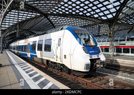 Train régional National Express Bombardier Talent 2 à la gare principale de Cologne Banque D'Images