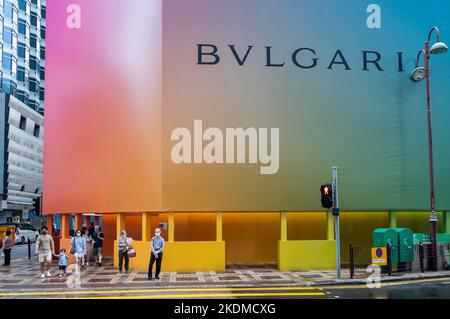 Hong Kong, Chine. 04th novembre 2022. Des piétons se promèreront devant le magasin d'accessoires de luxe italien Bulgari en construction à Hong Kong. (Photo par Sebastian ng/SOPA Images/Sipa USA) crédit: SIPA USA/Alay Live News Banque D'Images