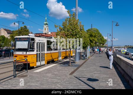 Budapest, Hongrie - 3 septembre 2022 : tramway jaune dans la partie Buda de Budapest Banque D'Images