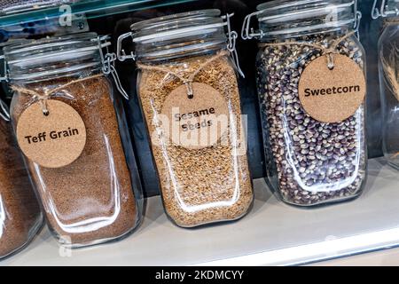 Aliments santé Ingrédients, Detox, graines de sésame, grain de Teff et maïs-crème dans les magasins d'aliments sains dans des pots de conservation en verre exposés. Banque D'Images