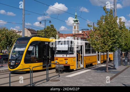 Budapest, Hongrie - 3 septembre 2022 : deux tramways jaunes dans la partie Buda de Budapest Banque D'Images