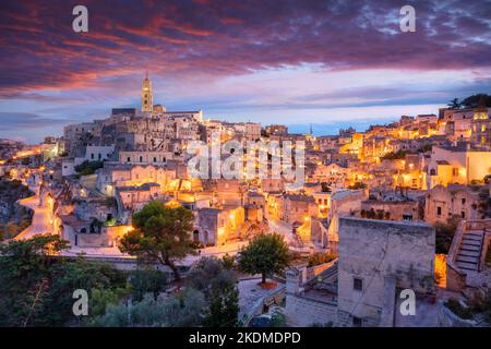 Matera, Italie. Paysage urbain image aérienne de la ville médiévale de Matera, Basilicate Italie au beau coucher du soleil d'été. Banque D'Images