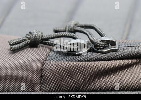 Double Zipper, vue rapprochée depuis un sac de support d'appareil photo, sous un éclairage naturel Banque D'Images