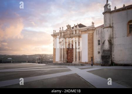 Façade de la bibliothèque baroque (ou bibliothèque Joanine) à l'Université de Coimbra Courtyard - Coimbra, Portugal Banque D'Images