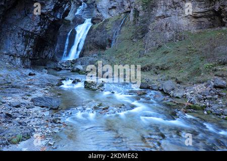 Cascade et ruisseau de montagne dans le parc national d'Ordesa y Monte Perdido, Huesca, Aragon, Espagne. L'eau claire descend à travers la vallée rocheuse. Banque D'Images