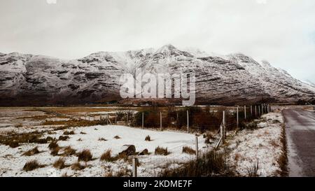 Liathach Munro, Torridon. West Coast Highlands, Wester Ross Ecosse. Vue sur la route menant à l'hôtel de Torridon, vue sur les montagnes. Paysages écossais. Banque D'Images