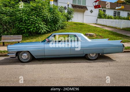 Des Moines, IA - 02 juillet 2022 : vue latérale à haute perspective d'un coupé DeVille 1964 de Cadillac lors d'un salon de voiture local. Banque D'Images