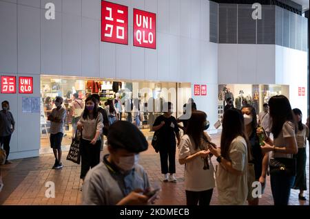 Hong Kong, Chine. 4th octobre 2022. Les clients marchent devant le logo Uniqlo de la marque japonaise de vêtements et le magasin à Hong Kong. (Credit image: © Sebastian ng/SOPA Images via ZUMA Press Wire) Banque D'Images