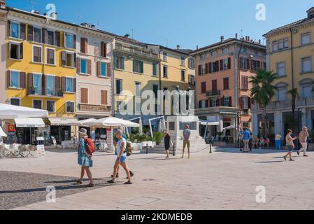 Lac de Garde de Salo, vue en été des personnes marchant sur la Piazza della Vittorio Monumento ai Caduti dans la pittoresque ville de Salo, en Italie Banque D'Images