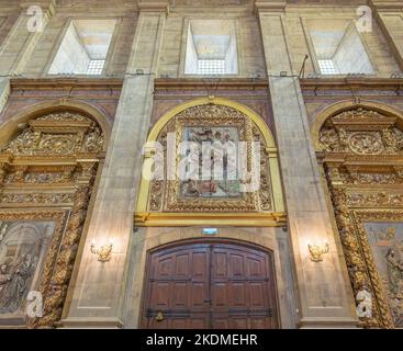 Intérieur de l'église de la reine Sainte-Isabel au monastère de Santa Clara-a-Nova - Coimbra, Portugal Banque D'Images