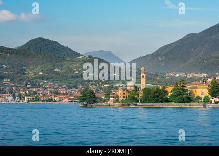 Lombardie Italie, vue en été de la pittoresque ville de Salo au bord du lac située sur le côté sud-ouest du lac de Garde, Lombardie, Italie Banque D'Images