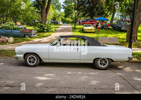 Des Moines, IA - 02 juillet 2022 : vue latérale à haute perspective d'un cabriolet Chevelle 1964 de Chevrolet lors d'un salon automobile local. Banque D'Images