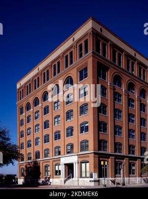 Vue du Texas School Book Depository à Dallas, Texas, d'où, selon la Commission Warren, Lee Harvey Oswald a tiré le président John F. Kennedy. Banque D'Images