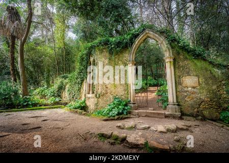 Portail néo-gothique près de fonte dos Amores (Fontaine d'Amour) au jardin Quinta das Lagranmas - Coimbra, Portugal Banque D'Images